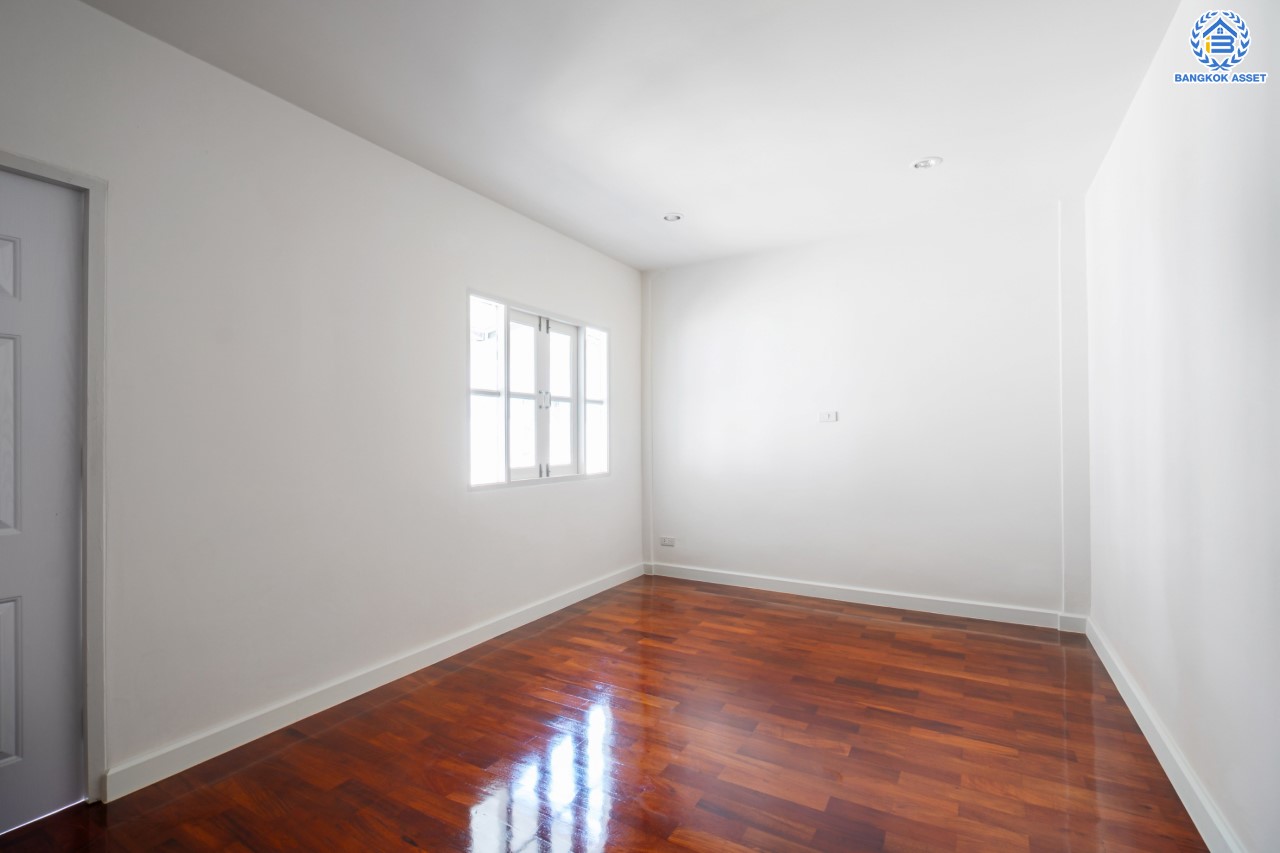 บ้านมือสองตกแต่งใหม่ ทำเลใจกลางเมือง ม.พาร์ค แกลเลอรี่ ประชาชื่น ทาวน์โฮม 3 ชั้น เนื้อที่ 22.5 ตร.ว. ฟังก์ชัน 3 ห้องนอน 3 ห้องน้ำ 2 ที่จอดรถ บนทำเลเดินทางสะดวก เชื่อมต่อหลายเส้นทาง ใกล้เดอะมอลล์งามวงศ์วาน เซ็นทรัลแจ้งวัฒนะ ทางด่วน "งามวงศ์วาน"